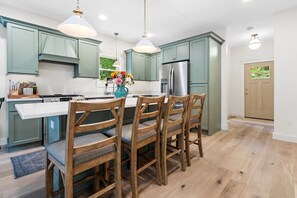 Mikrowelle, Geschirrspüler, Toaster, Kochgeschirr/Geschirr/Besteck