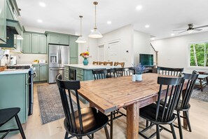 Mikrowelle, Geschirrspüler, Toaster, Kochgeschirr/Geschirr/Besteck