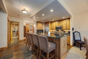 Réfrigérateur, four, plaque de cuisson, cafetière/bouilloire