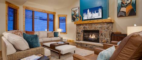 Een televisie en een open haard