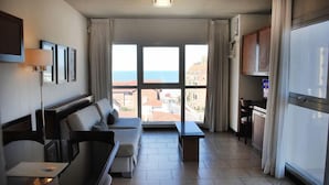 Departamento exclusivo | Área de sala de estar | Juguetes, monitor de computadora y impresora 