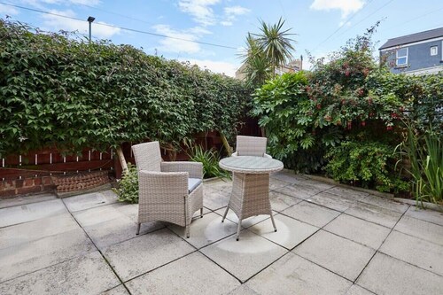 Host & Stay | Pearl Street