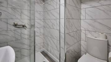 Douche, sèche-cheveux, serviettes fournies, shampoing