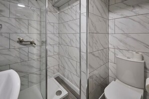 Dusche, Haartrockner, Handtücher, Shampoo