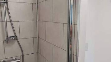 Serviettes fournies, papier toilette