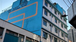 Un edifici amb un rètol que diu "KAP GUEST HOUSE SELF-CONTAINED ROOMS".