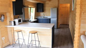 Cabin | Private kitchen | Fridge, microwave, oven, stovetop