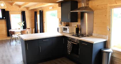 Inviting 3-bedroom Lodge in Ashton Under Hill