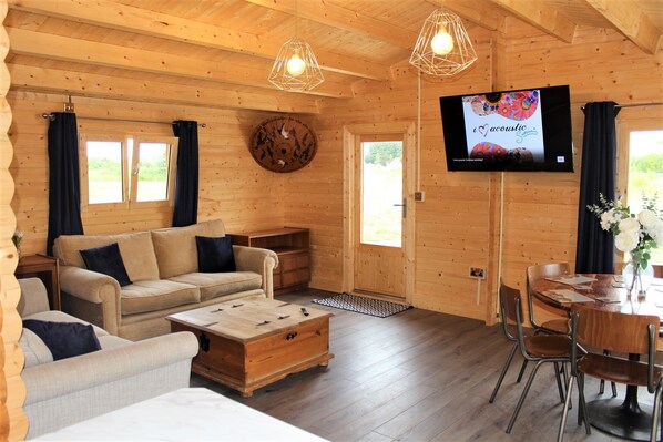 Cabin | Living area - Inviting 3-bedroom Lodge in Ashton Under Hill (Evesham)