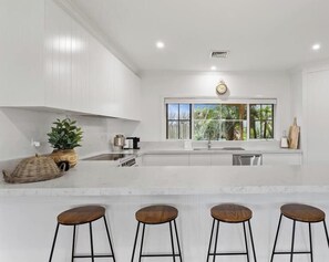 Køleskab, mikrobølgeovn, ovn, kogeplade