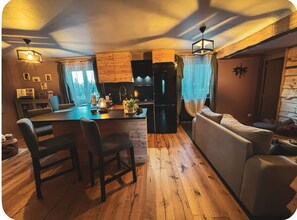 Télévision, cheminée, livres