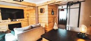 Fernseher, Kamin, Bücher