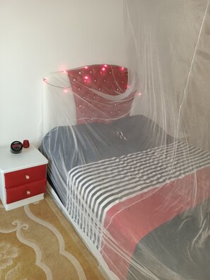 2 habitaciones, tabla de planchar con plancha, wifi y ropa de cama 