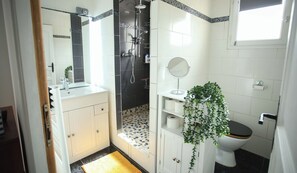 Dusche, Haartrockner, Handtücher, Toilettenpapier