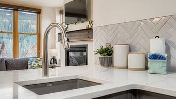 Condo, 3 Bedrooms | Interior