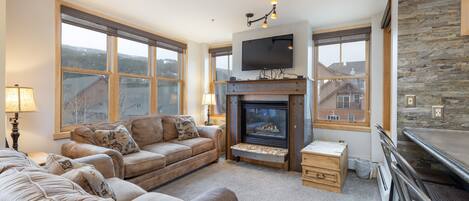 Condo, 3 Bedrooms | Living area