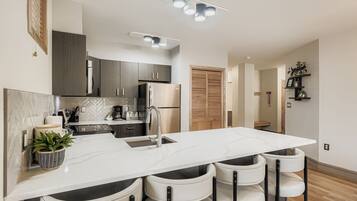 Condo, 3 Bedrooms | Private kitchen