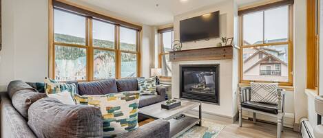 Condo, 3 Bedrooms | Living area