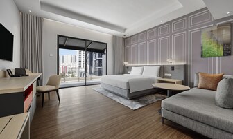 Kamar, 1 Tempat Tidur King dengan tempat tidur Sofa, balkon | Minibar, brankas, meja kerja, dan ruang kerja ramah laptop