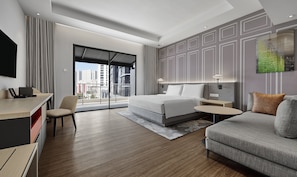 Room, 1 Katil Raja (King) dengan Katil Sofa, Balcony | Bar mini, peti besi dalam bilik, meja, ruang kerja komputer riba