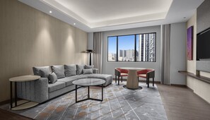 Suite, 1 très grand lit et 1 canapé-lit | Coin séjour