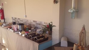 Free daily buffet breakfast - Pousada Monte Horeb (Cachoeira Paulista)