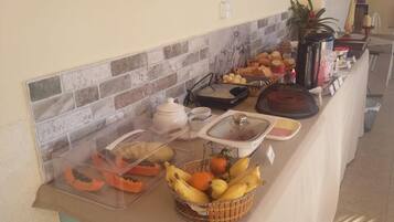 Café da manhã com buffet grátis todos os dias