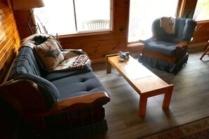 Living area - Cozy cabin with a lake front view.  (Dunchurch)
