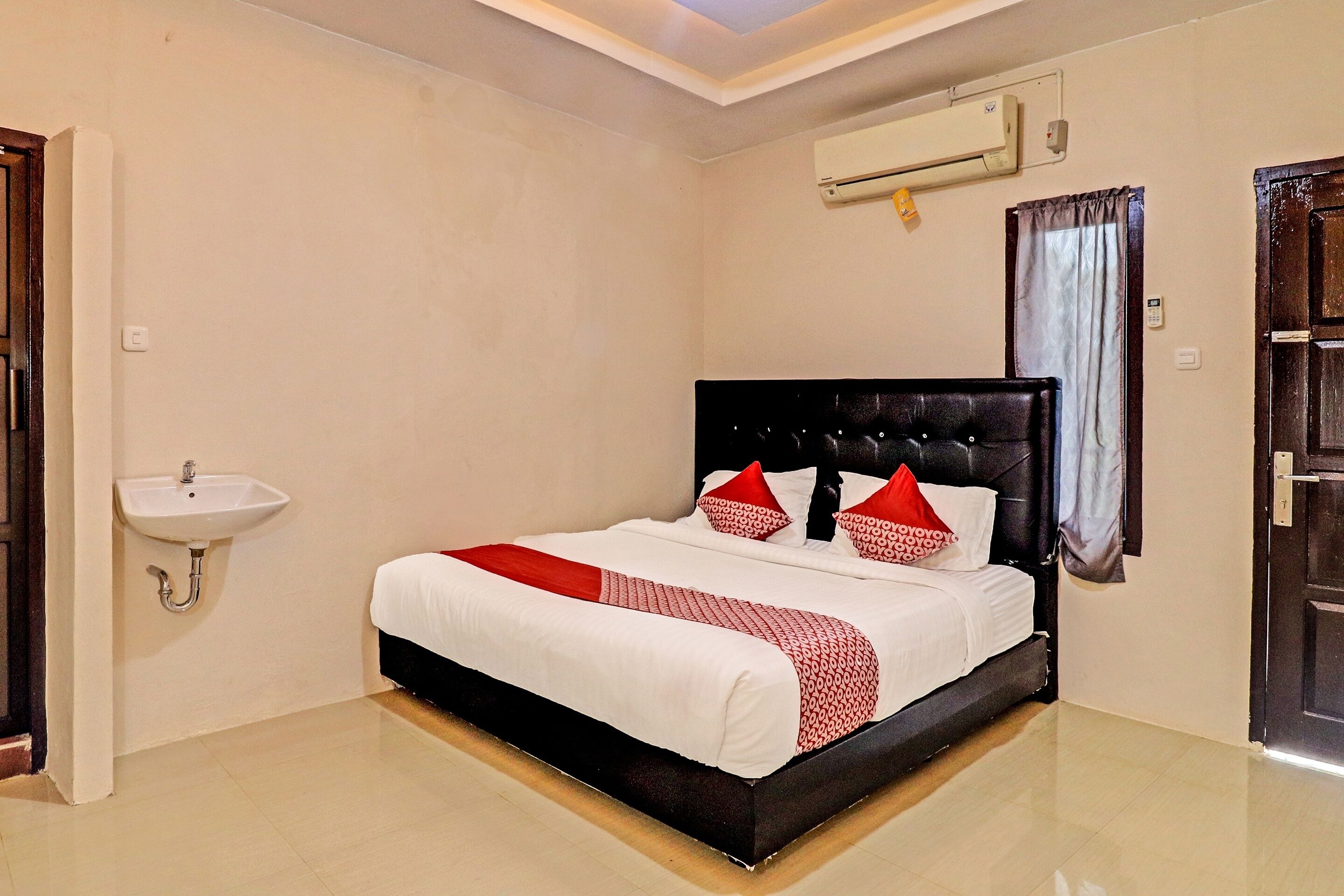 Deluxe Double Room | Laptop workspace, bed sheets