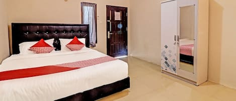 Deluxe Double Room | Laptop workspace, bed sheets