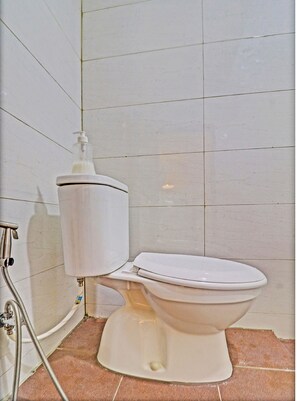 Deluxe Double Room | Bathroom | Shower, towels