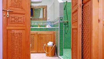 Chuveiro, produtos de toalete grátis