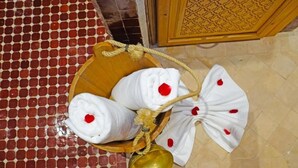 A wooden tray with towels and a bell. - riad zanouba (Marrakech)