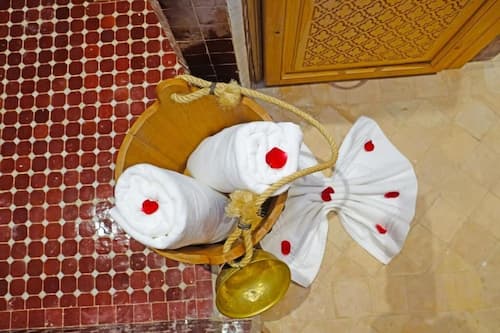 Douche, articles de toilette gratuits, sèche-cheveux
