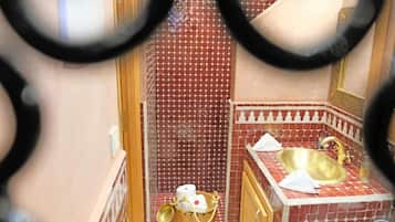 Een douche, gratis toiletartikelen, een haardroger, handdoeken