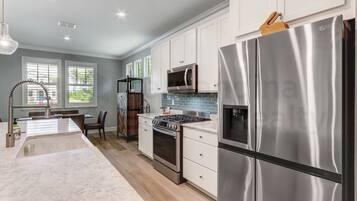 House, 3 Bedrooms | Private kitchen | Fridge, oven, coffee/tea maker, toaster