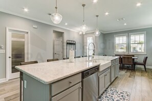 House, 3 Bedrooms | Private kitchen | Fridge, oven, coffee/tea maker, toaster