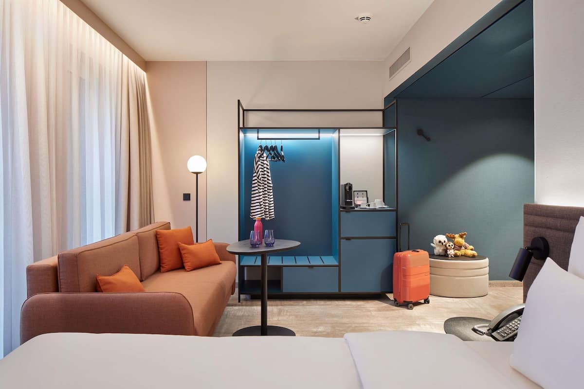 Family Room, 1 King Bed with Sofa bed