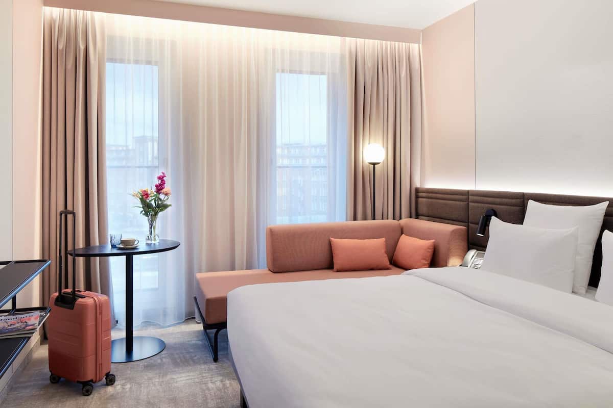 Literie hypoallergénique, surmatelas, minibar