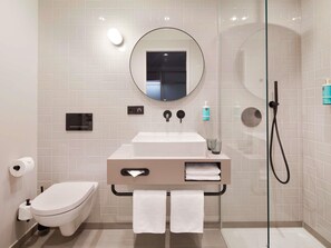 Douche, douche à « effet pluie », sèche-cheveux, serviettes fournies