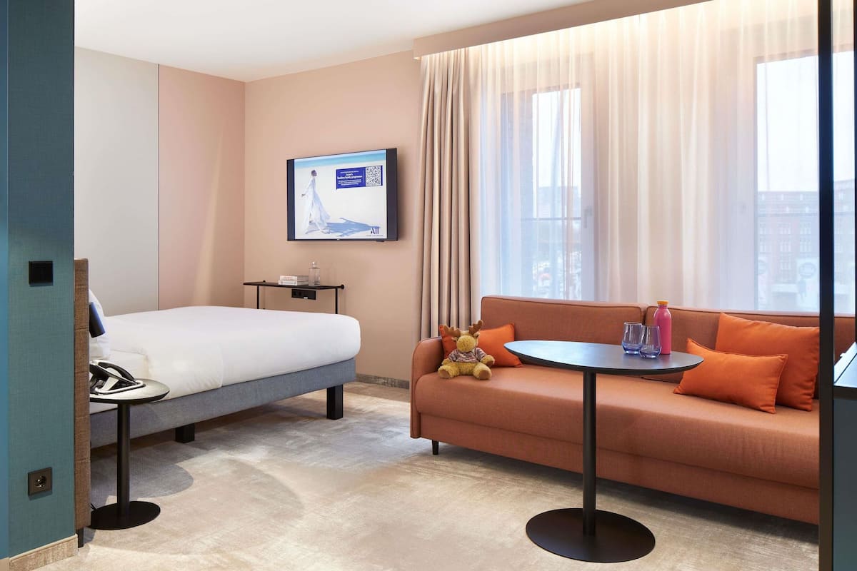 Quarto família, 1 cama King e sofá-cama | Roupas de cama antialérgicas, camas com colchões pillow-top, frigobar
