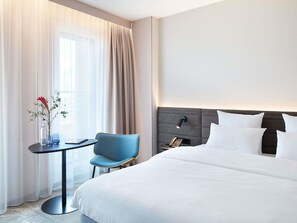 Ropa de cama hipoalergénica, camas con pillow-top y minibar