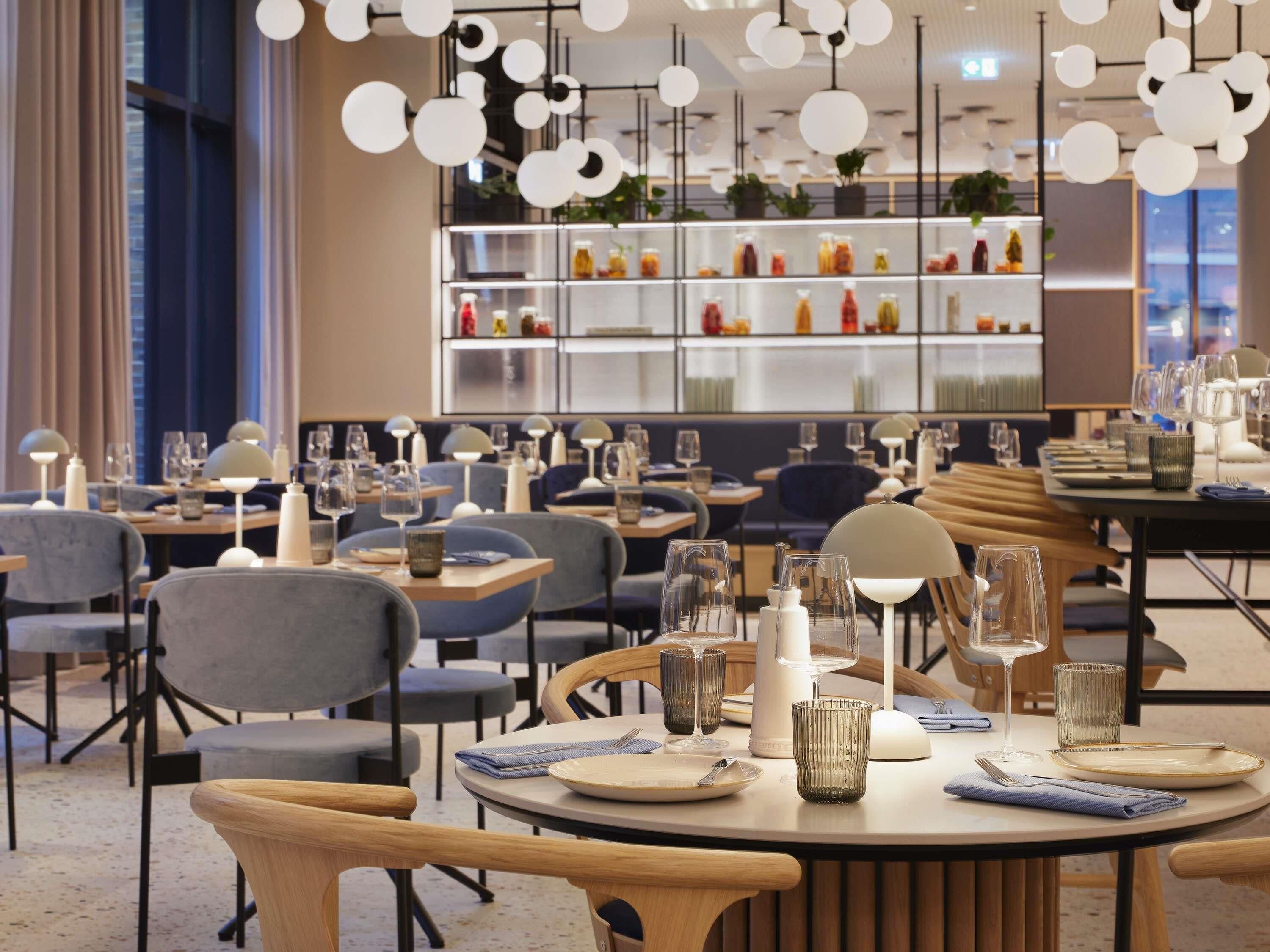 Phục vụ bữa trưa và bữa tối, món ăn phong cách Scandinavia 