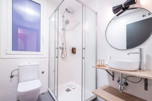 Shower, hair dryer, bidet, towels