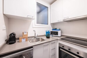 Fridge, microwave, oven, stovetop - Sweett | Aragon Park Miro 104 (Barcelona)