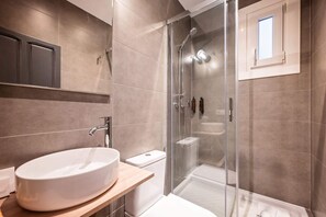Dusche, Haartrockner, Bidet, Handtücher