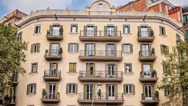 A multi-story building with balconies, large windows, and a decorative arch at the top. - Sweett | Aragon Park Miro 204 (Barcelona)