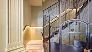 Una escalera con una reja metálica y barandilla.
