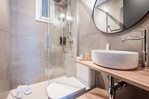 Shower, hair dryer, bidet, towels - Sweett | Aragon Park Miro Principal 3 (Barcelona)