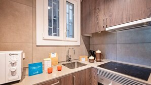 A kitchen with a Balay refrigerator, a stove, and a sink. - Sweett | Aragon Park Miro Principal 4 (Barcelona)